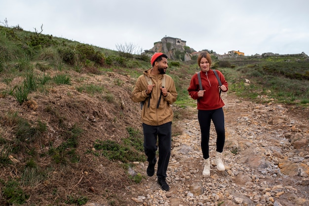 Photo gratuite couple plein coup lors d'une randonnée