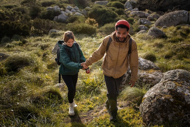 Photo gratuite couple plein coup lors d'une randonnée