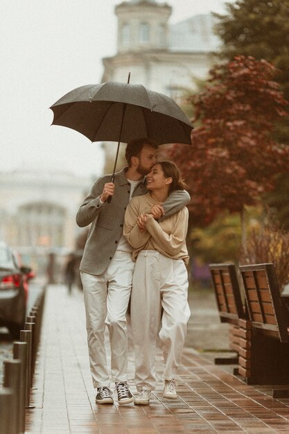 Couple plein coup marchant à l'extérieur