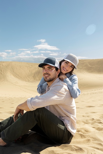 Couple plein coup portant des chapeaux de camionneur