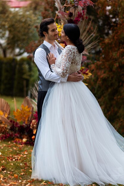 Couple plein coup posant au mariage