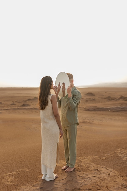 Couple plein coup posant avec miroir