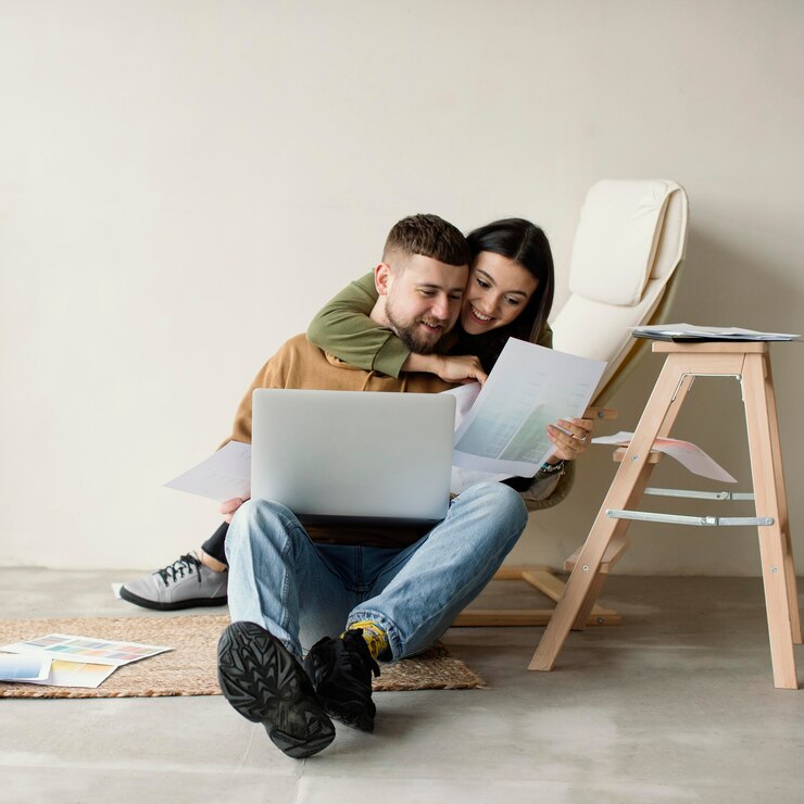 Photo gratuit couple plein coup à la recherche de plans