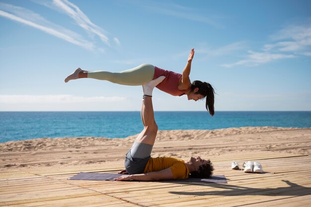 Couple plein coup s'entraînant ensemble à l'extérieur