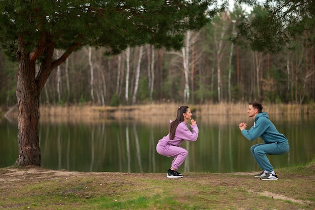 Couple plein coup s'entraînant ensemble