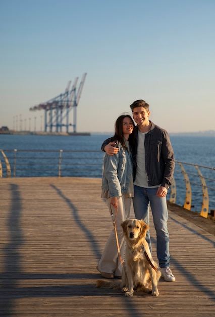 Photo gratuite couple plein coup traîner sur une jetée