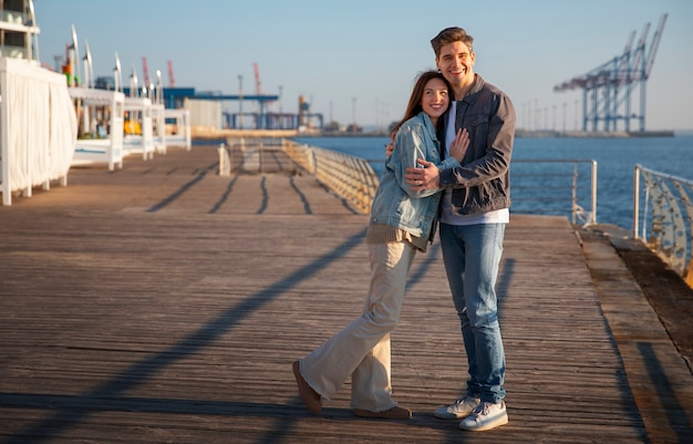 Photo gratuite couple plein coup traîner sur une jetée