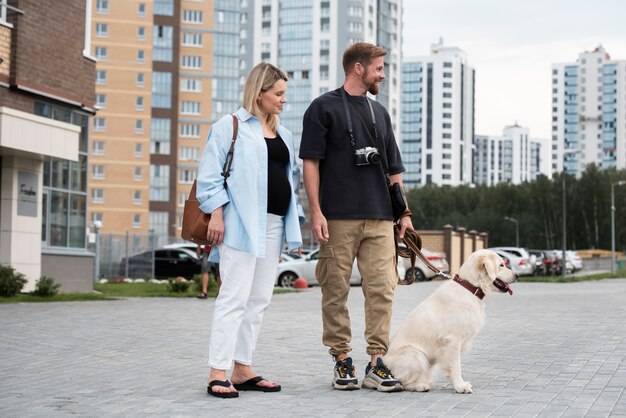 Couple plein de coups avec un chien mignon