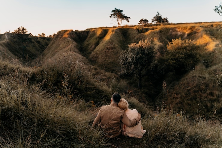 Photo gratuit couple plein de coups dans la nature