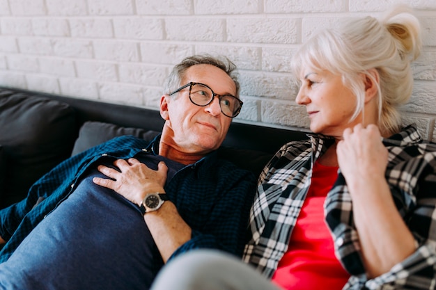 Photo gratuite couple plus âgé sur le canapé dans la maison de retraite