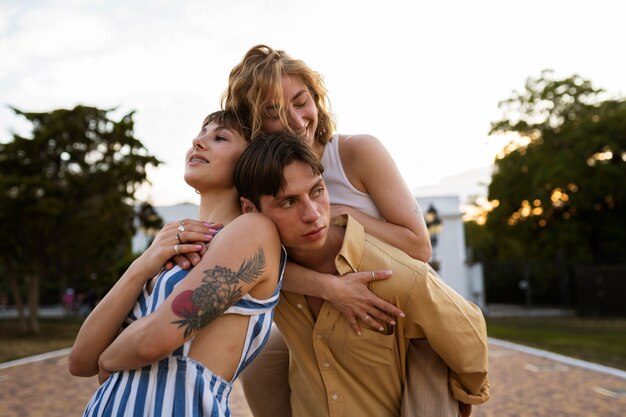 Couple polyamoureux passant du temps ensemble à l'extérieur dans le parc