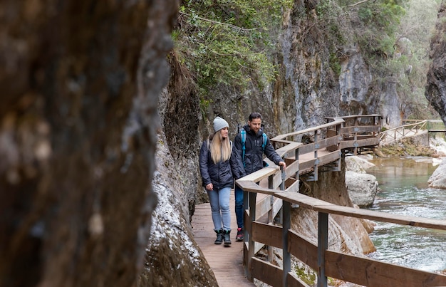 Couple sur le pont à la découverte de la nature