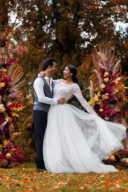 Couple posant au mariage plein coup