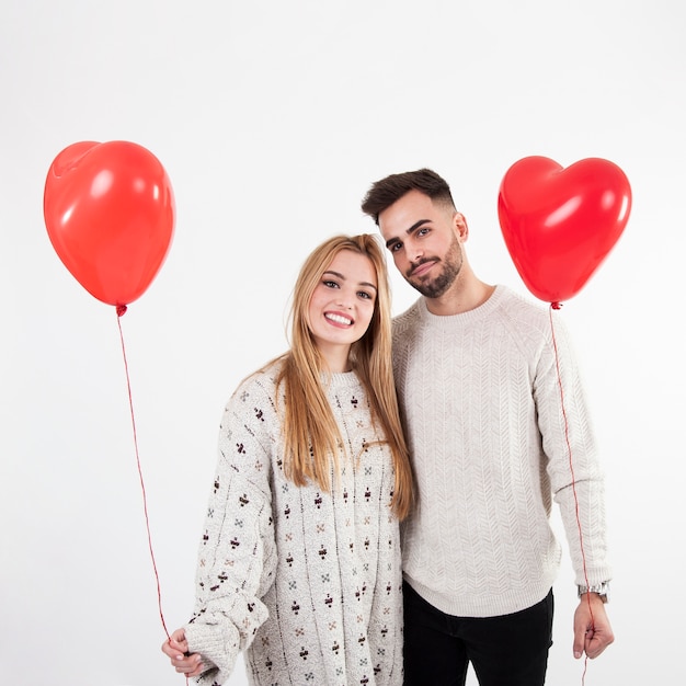 Couple posant avec des ballons