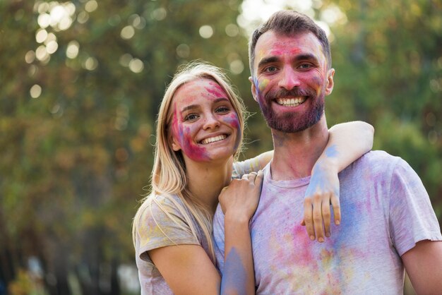 Couple posant bien au festival