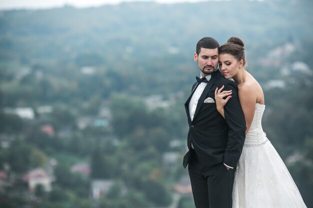 Couple posant avec un fond défocalisé