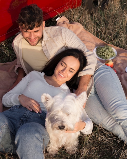 Couple, pose, sur, herbe, grand angle