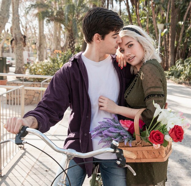 Couple, poser, Dehors, bicyclette, fleur, panier