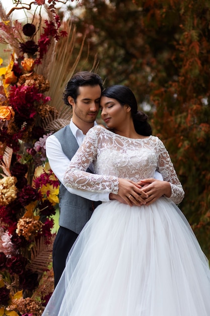 couple, poser, à, mariage, vue frontale