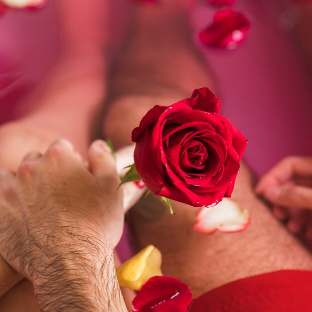 Couple prenant un bain le jour de la Saint-Valentin