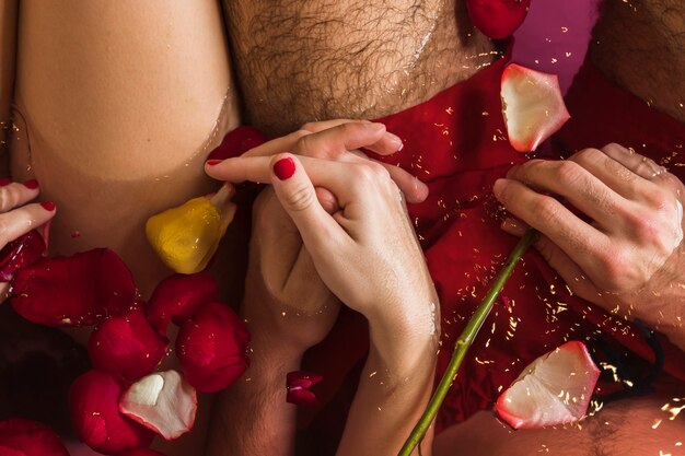 Couple prenant un bain le jour de la Saint-Valentin