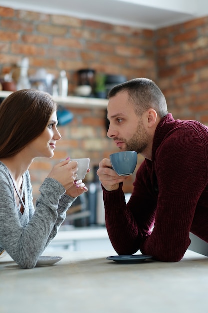 Photo gratuite couple prenant un café