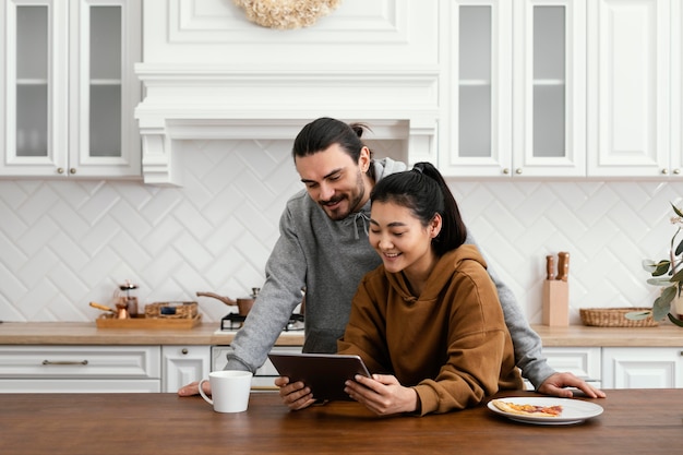 Photo gratuite couple prenant le petit déjeuner dans la cuisine