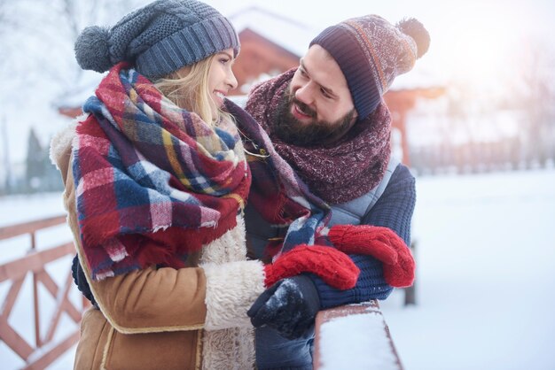 Couple prenant sur le pont