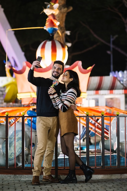 Couple Prenant Un Selfie Dans Un Parc à Thème