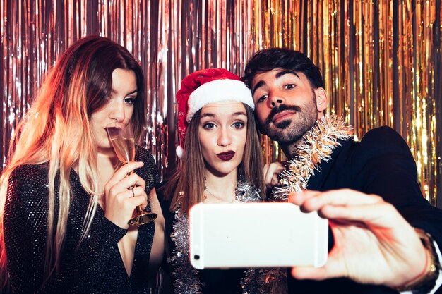 Couple prenant selfie sur la fête du nouvel an