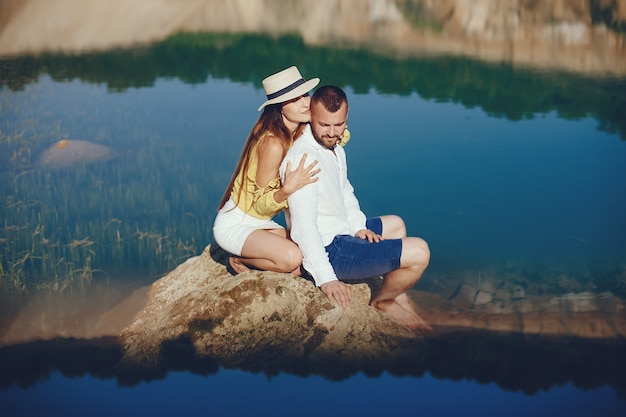 Couple près de l&#39;eau bleue