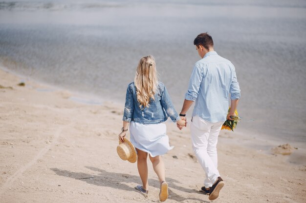 couple près de l&#39;eau