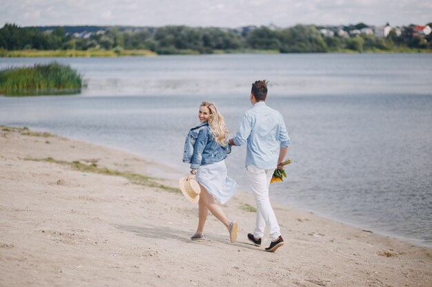 couple près de l&#39;eau