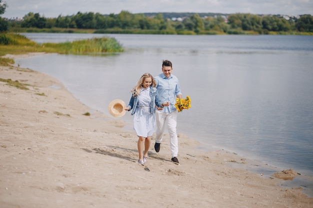 couple près de l&#39;eau