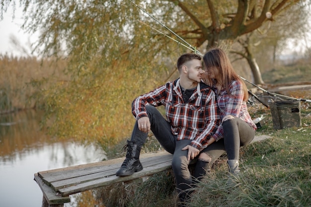 Couple, près, rivière, pêche, matin