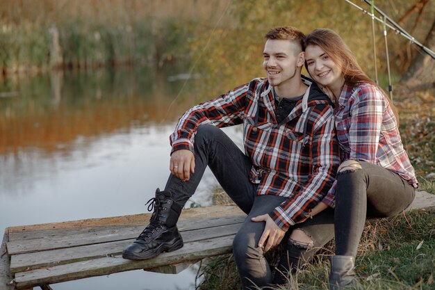 Couple, près, rivière, pêche, matin