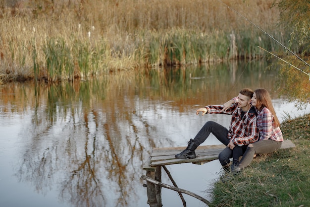 Photo gratuite couple, près, rivière, pêche, matin