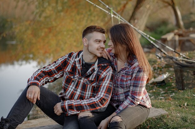 Couple, près, rivière, pêche, matin