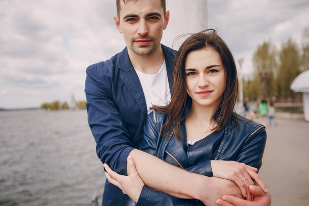 couple près de la rivière