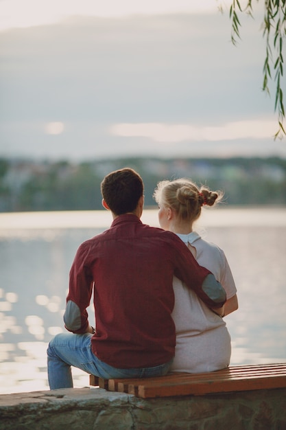 couple près de la rivière