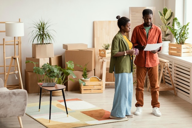 Couple prévoyant de redécorer la maison