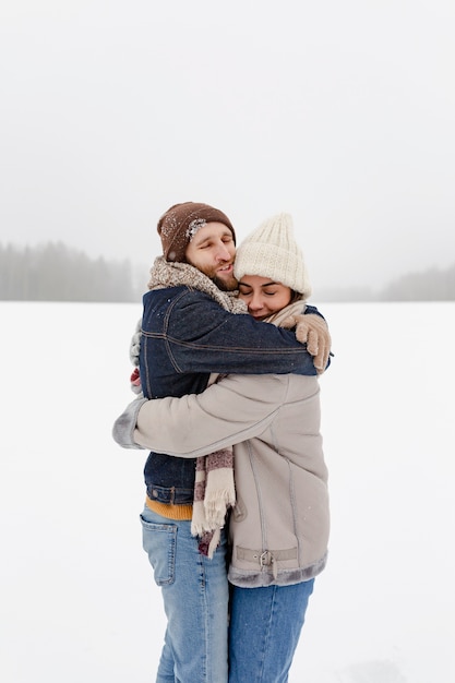 Photo gratuite couple profitant des activités hivernales dans la neige