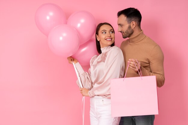 Couple profitant de la célébration de la Saint-Valentin