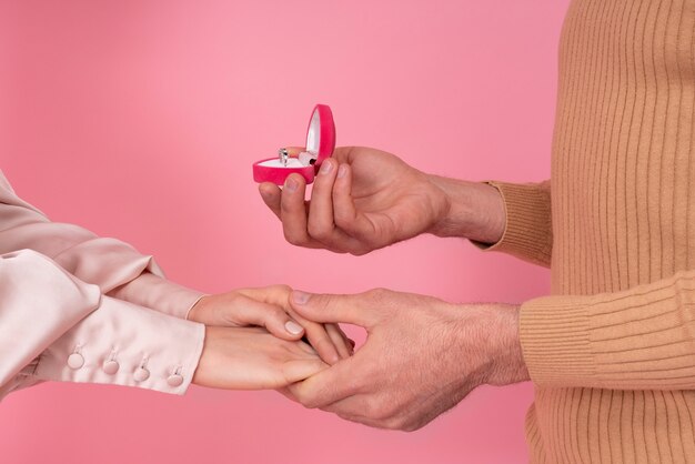 Couple profitant de la célébration de la Saint-Valentin