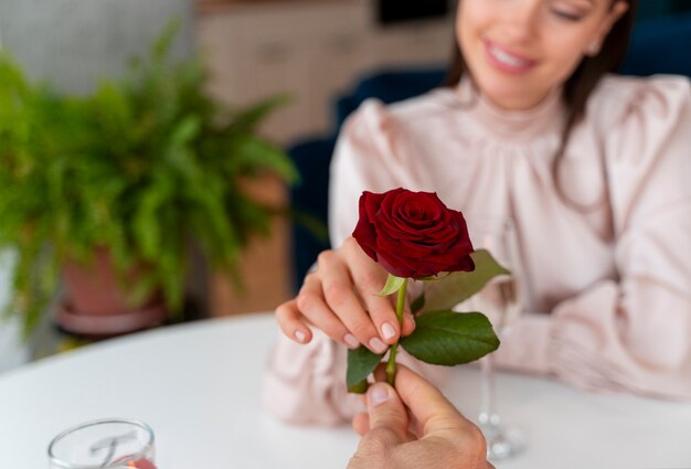 Couple profitant de la célébration de la Saint-Valentin