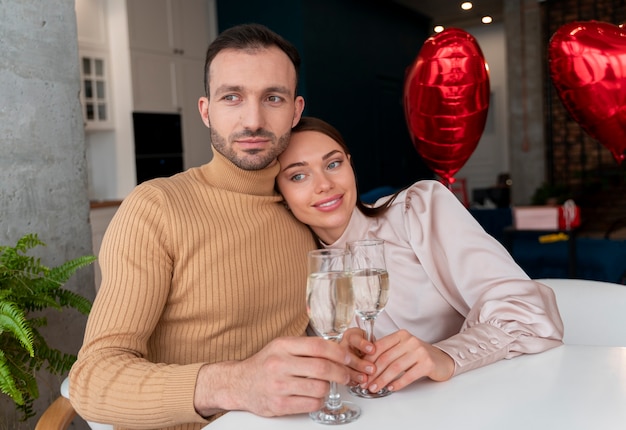 Couple profitant de la célébration de la Saint-Valentin