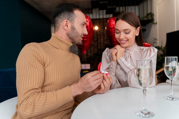 Photo gratuite couple profitant de la célébration de la saint-valentin