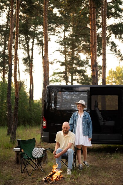 Couple profitant du temps au camping