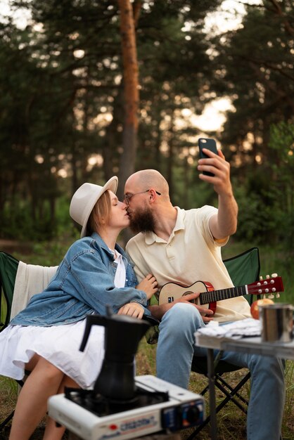 Couple profitant du temps au camping