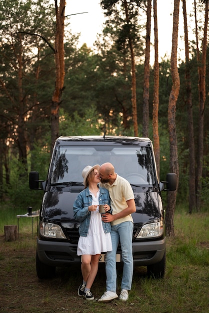 Couple profitant du temps au camping